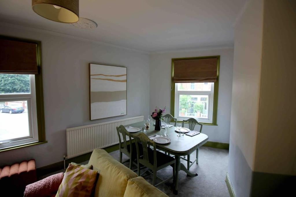 Lincoln Apartment Freshly Renovated Common Views Burton  Exterior foto